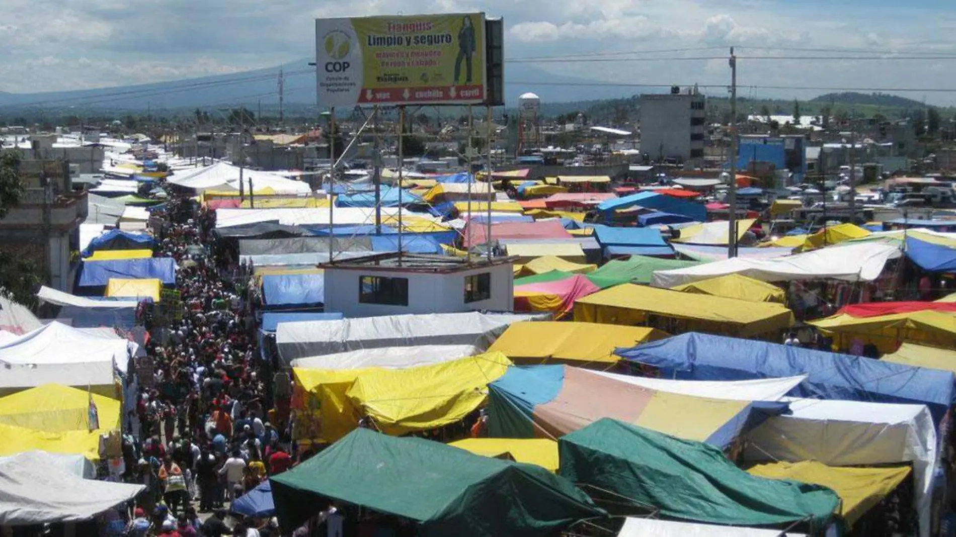 El tianguis de San Martín Texmelucan, ubicado en la comunidad de San Lucas Atoyatenco